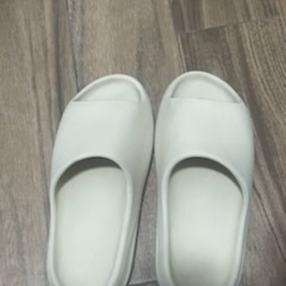 Adidas X yeezy slide main image 4